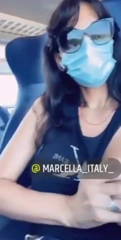 Marcella trans fa vedere le tette in treno