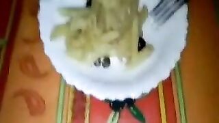 Pompino stotto il tavolo durante la cena con bella sborrata in bocca