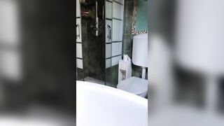 Pompino con sborrata sulle tette in bagno