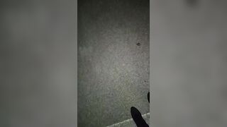 LadyMiri piscia all'aperto