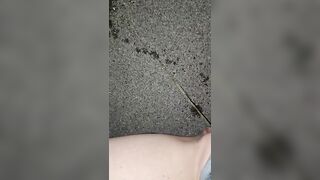 LadyMiri piscia all'aperto