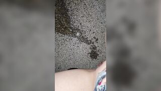 LadyMiri piscia all'aperto