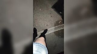 LadyMiri piscia all'aperto