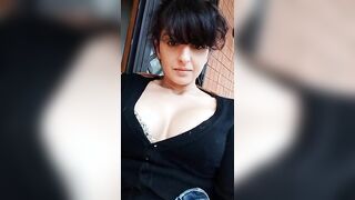 Martina mostra le tette sul balcone