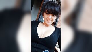 Martina mostra le tette sul balcone