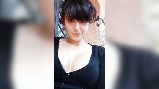 Martina mostra le tette sul balcone