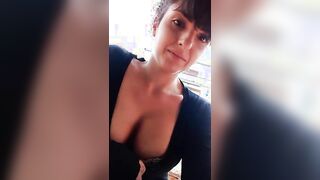 Martina mostra le tette sul balcone