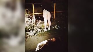 Moglie filmata che fa la troia di notte all'aperto