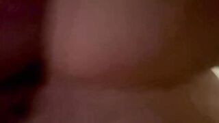 Godo e ansima scopata a pecorina AMATORIALE ITALIANO