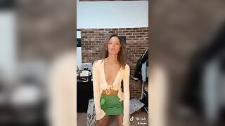 Scapezzolamento ragazza italiana Tiktok