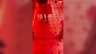 Outfit nel bagno del locale FICA ITALIANA