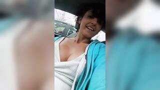 Martina mostra le tette in pubblico GIOVANE ESIBIZIONISTA ITALIANA