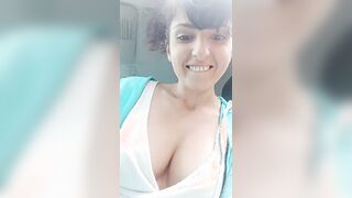 Martina mostra le tette in pubblico GIOVANE ESIBIZIONISTA ITALIANA