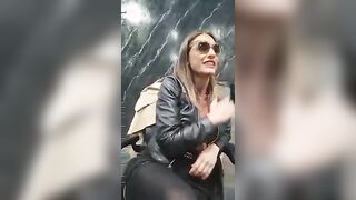 Selene sborrata sulle tette in ufficio da due colleghi