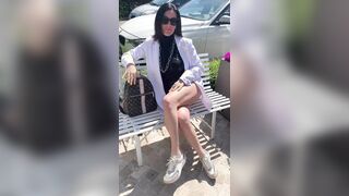 Liliana Volpi sexy scosciata sulla panchina