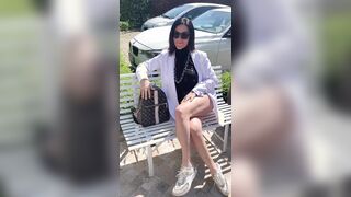 Liliana Volpi sexy scosciata sulla panchina