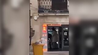 Coppia di Lecce fa sesso al distributore automatico - BECCATI A SCOPARE A LECCE