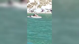 Coppia beccata a scopare al mare