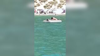 Coppia beccata a scopare al mare