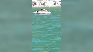 Coppia beccata a scopare al mare