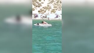 Coppia beccata a scopare al mare