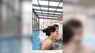 QUAN IN PISCINA E' DIFFICILE SCOPARE - COPPIA ITALIANA ALLA SPA