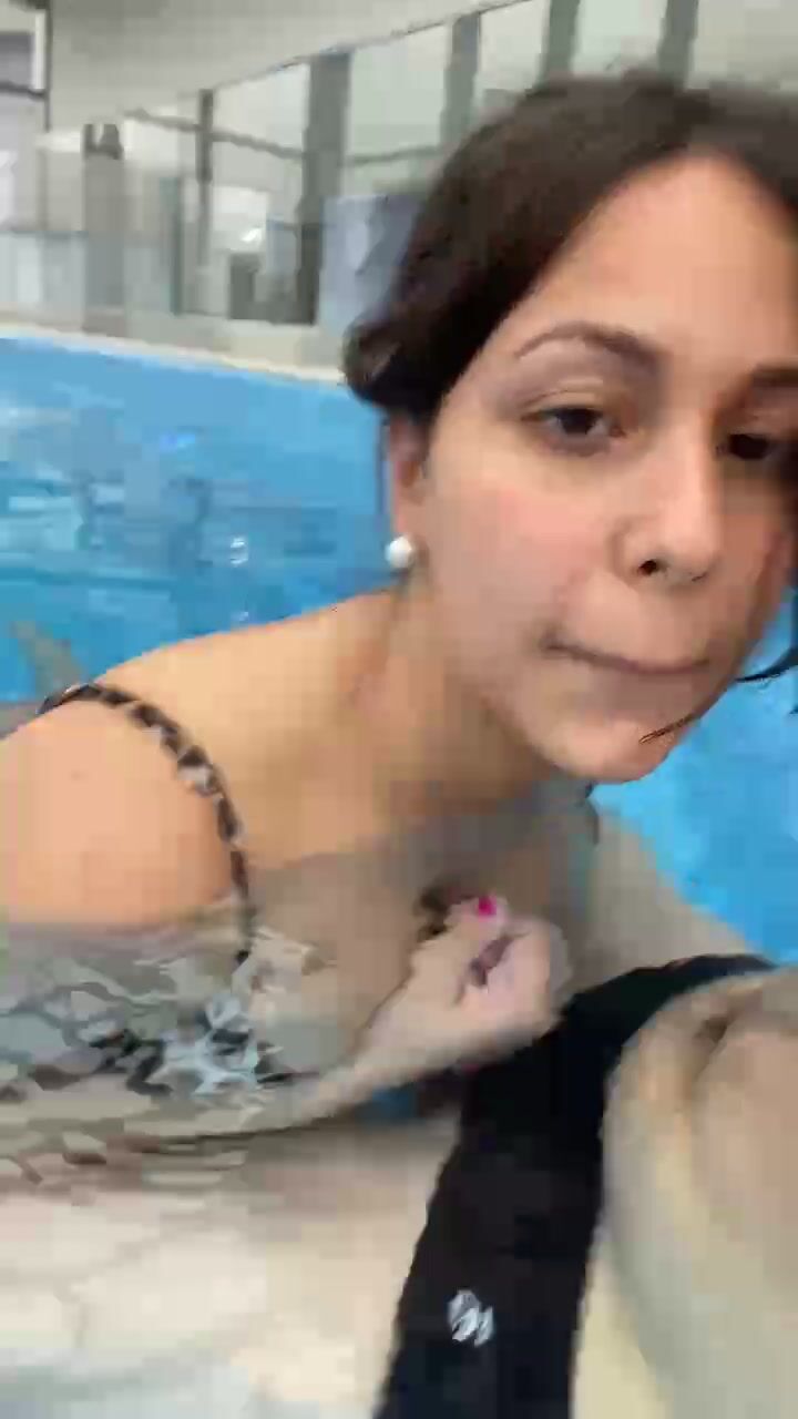 QUAN IN PISCINA E' DIFFICILE SCOPARE - COPPIA ITALIANA ALLA SPA