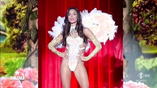 Claudia Motta e Brenda Gonzalez sfilata sexy a Tiki Taka