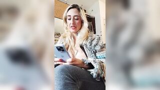 Cosa indosso sotto?Indovinate Milf italiana C4