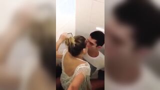Coppia giovane amoreggia nel bagno della discoteca