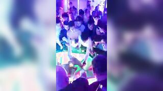 Show dal vivo Martina Smeraldi che si fa masturbare dai suoi fans