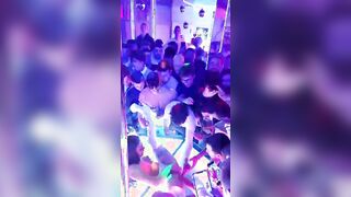 Show dal vivo Martina Smeraldi che si fa masturbare dai suoi fans