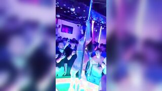 Show dal vivo Martina Smeraldi che si fa masturbare dai suoi fans