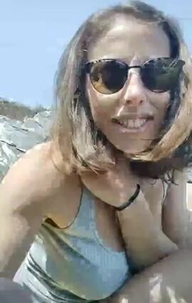 Milf italiana esibizionista in spiaggia C4