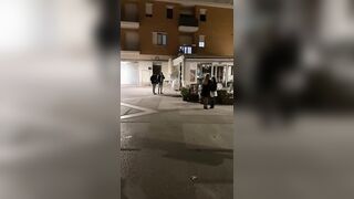 Beccati a chiavare dai passanti - Esibizionisti italiani outdoor