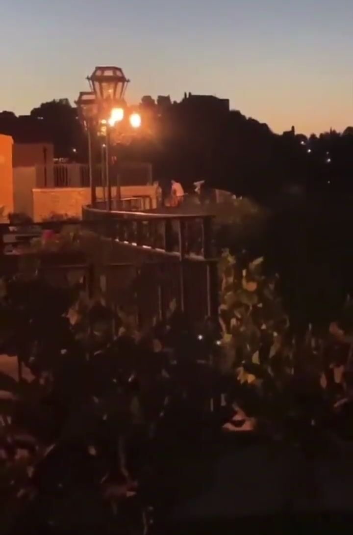 TAORMINA DUE GIOVANI FANNO SESSO IN PIAZZA IX APRILE