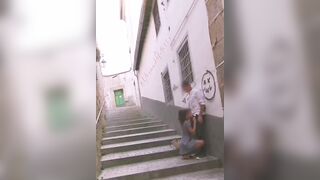 Beccata col cazzo in bocca - Pompino in pubblico fidanzata