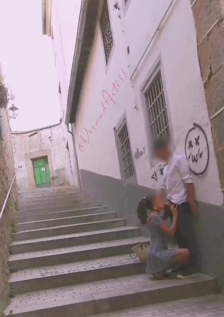 Beccata col cazzo in bocca - Pompino in pubblico fidanzata