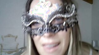 Milf bionda tatuata show C4