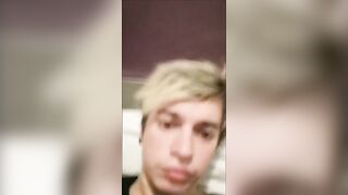 Sdrumox mi iprende nudo col cazzo di fuori