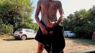 Esibizionista col cazzo di fuori viene segato da sconosciuta che lo fa sborrare