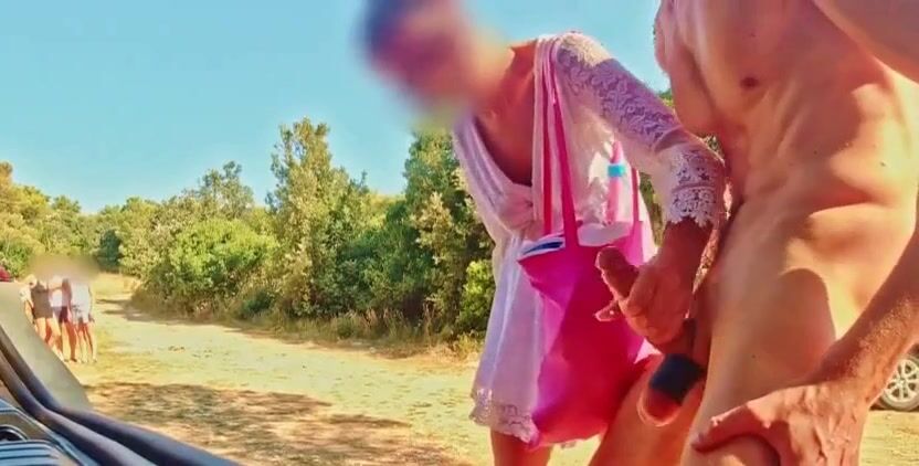 Esibizionista col cazzo di fuori viene segato da sconosciuta che lo fa sborrare