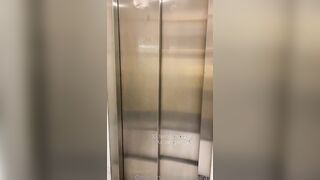 Apri l'ascensore e vedi il Paradiso - Sara Piras gnocca sarda tettona