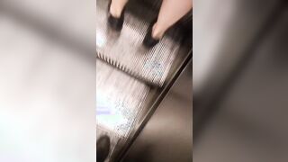 Upskirt metropolitana milano