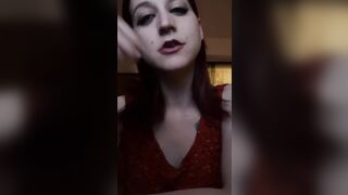 La verginità l'avrà solo mio marito...Ti è venuto duro il cazzo?