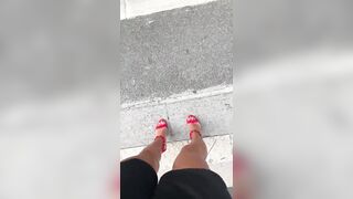 Passeggiando per Milano scosciata