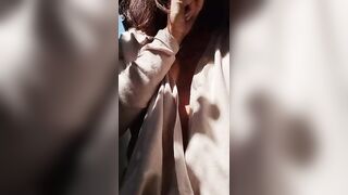 L'eccitazione di toccarsi all'aperto - Milf italiana fica in pubblico