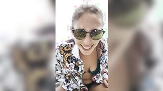 Milf italiana esibizionista in spiaggia si spoglia nuda e fa la troia C4