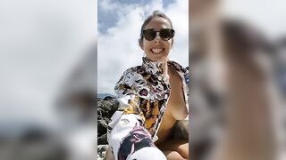 Milf italiana esibizionista in spiaggia si spoglia nuda e fa la troia C4