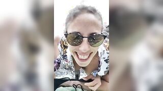 Milf italiana esibizionista in spiaggia si spoglia nuda e fa la troia C4